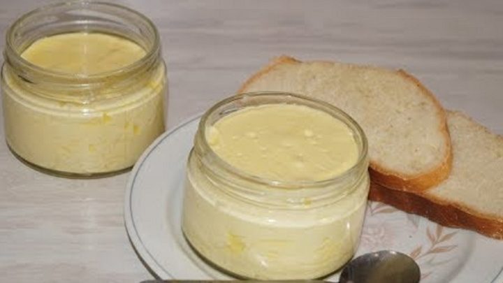 Domácí tavený sýr z tvarohu a másla