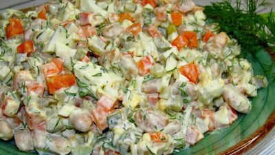 Fazolový salát s vejci a česnekem