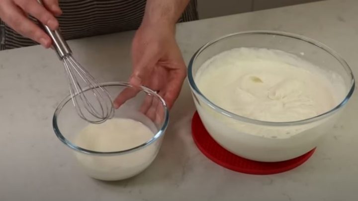 Nepečený malinový dort se šlehačkou