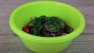 Salát s cizrnou, rajčaty a bylinkami