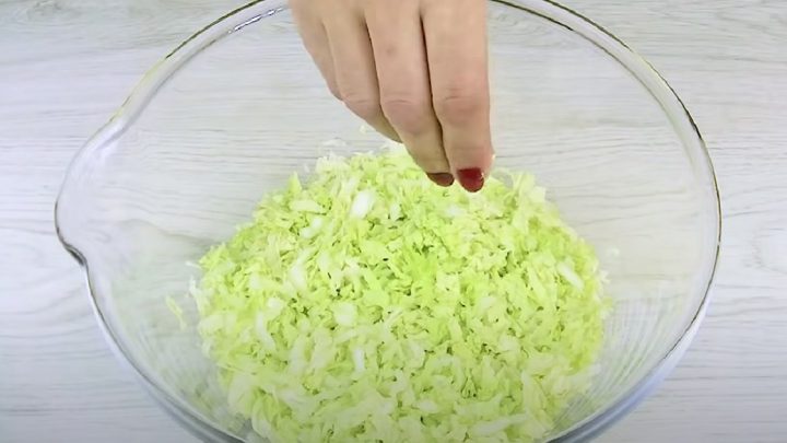 Zeleninový salát z pekingského zelí s majonézou
