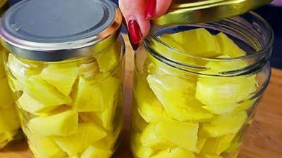 Zavařené brambory se solí ve sklenici