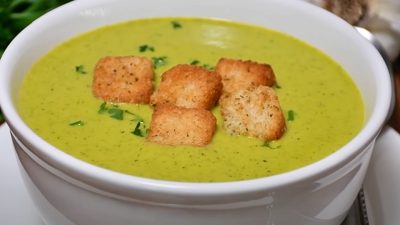 Krémová brokolicová polévka s krutony