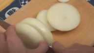 Křupavé cibulové kroužky plněné sýrem