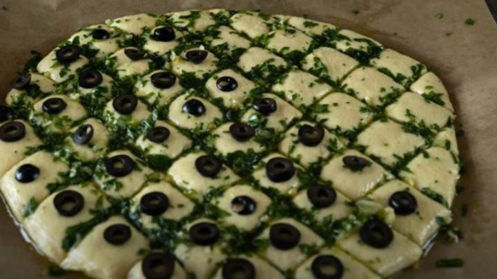 Kynutý pizza chléb s olivami a bylinkami