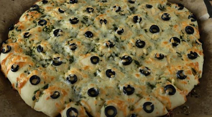 Kynutý pizza chléb s olivami a bylinkami
