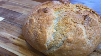 Jednoduchý domácí kynutý chléb