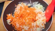 Rýžové placičky se zeleninou a česnekem