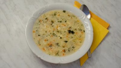 Krupicová polévka se zeleninou a vejcem