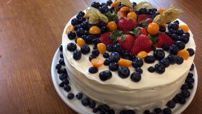 Nadýchaný dort s mascarpone a ovocem