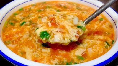 Asijská rajčatová polévka s vejci a bylinkami