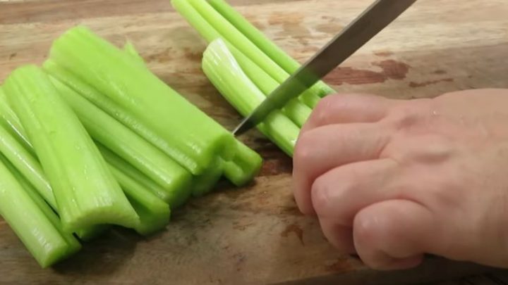 Salát z řapíkatého celeru s tuňákem