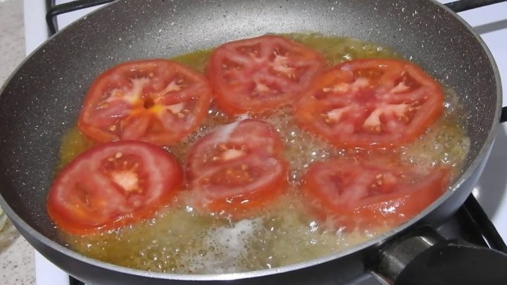 Rychlá omeleta s rajčaty a feta sýrem
