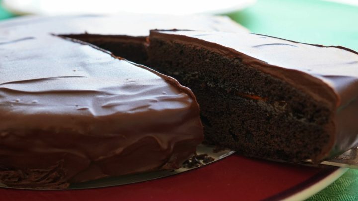 14 receptů na domácí čokoládové dezerty: Dortíky, řezy, poháry a další
