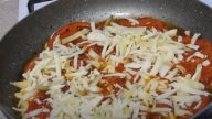 Rychlá omeleta s rajčaty a feta sýrem