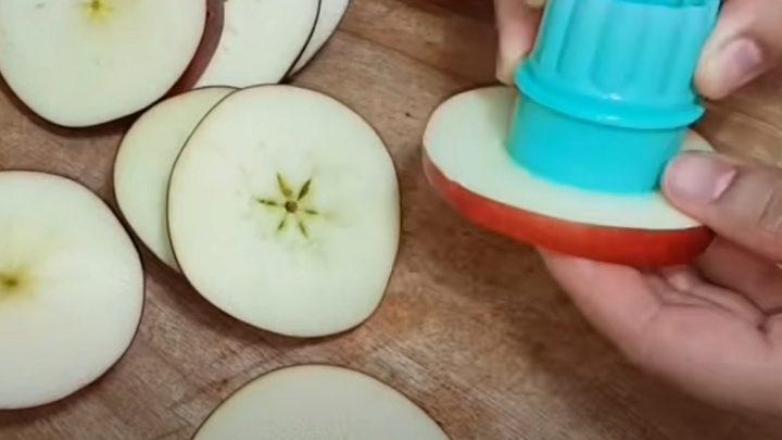 Jablečný koláč na pánvi s vanilkou