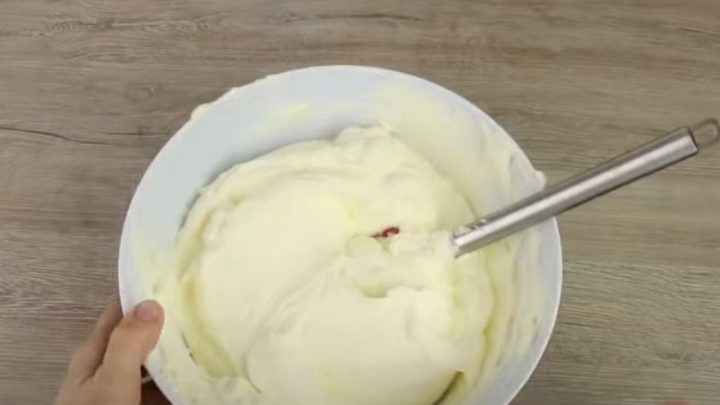 Nepečený dort na plech se „zmrzlinovým“ krémem