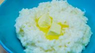 Mléčná rýže s máslem a cukrem