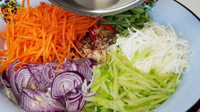Korejský zeleninový salát s česnekem