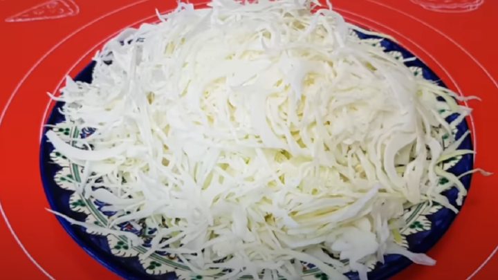 Korejský zeleninový salát s česnekem