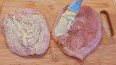 Plněná kuřecí prsa se sýrem pečená v alobalu