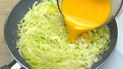 Rychlá zelná omeleta se salámem a sýrem