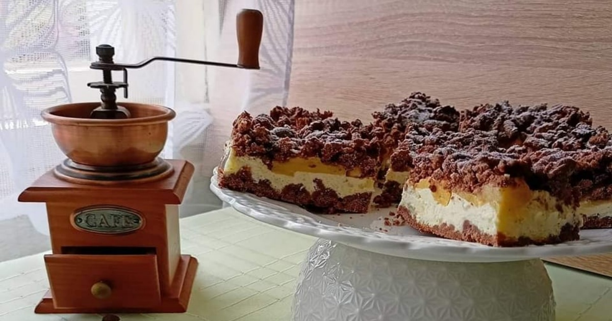 Strouhaný kakaový koláč s tvarohem a jablky