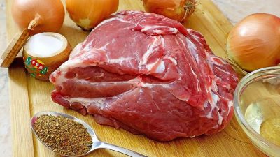 Vepřové maso s cibulí a směsí koření