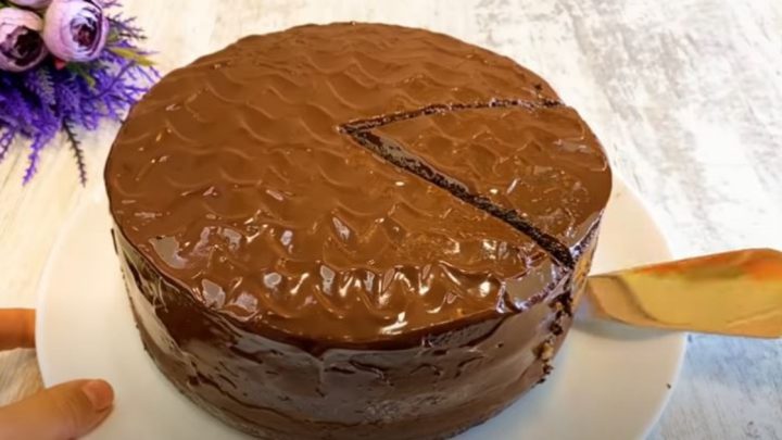 Nadýchaný čokoládový dort s krémem
