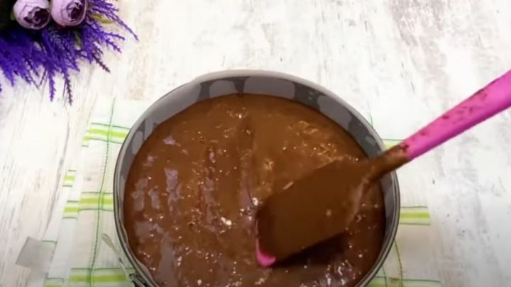 Nadýchaný čokoládový dort s krémem