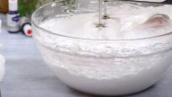 Bílkovo-máslový krém na zdobení dezertů