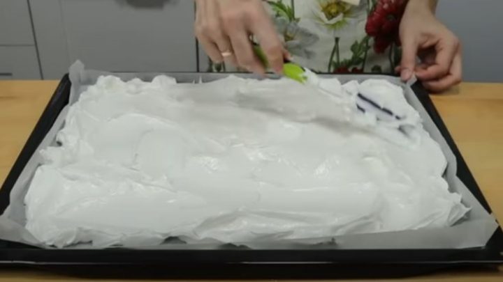 Roláda Pavlova s mascarpone krémem a jahodami