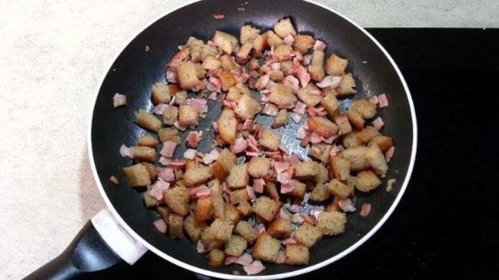 Hrášková polévka s krutony a slaninou