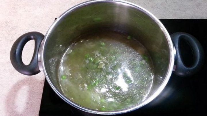 Hrášková polévka s krutony a slaninou