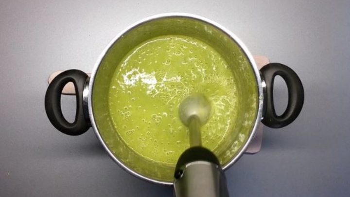 Hrášková polévka s krutony a slaninou