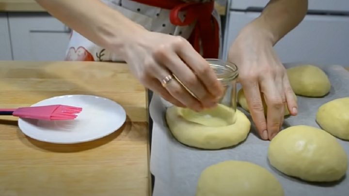 Koláčky s tvarohem, třešněmi a drobenkou