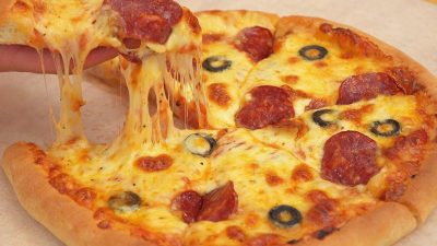 Perfektní domácí pizza se salámem a sýrem
