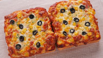 Pizza toast s klobásou a mozzarellou