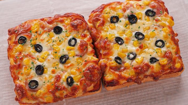 Pizza toast s klobásou a mozzarellou