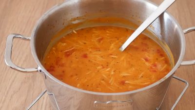 Kuřecí polévka s červenou čočkou a rajčaty
