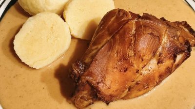 Králík na smetaně s bramborovým knedlíkem