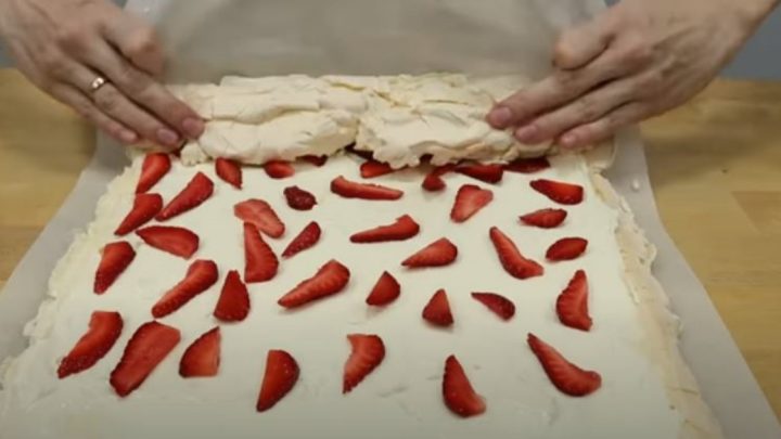 Roláda Pavlova s mascarpone krémem a jahodami