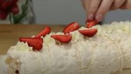 Roláda Pavlova s mascarpone krémem a jahodami