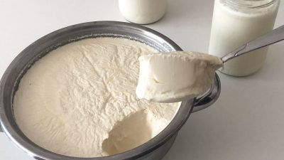 Hustý domácí jogurt ze 2 ingrediencí