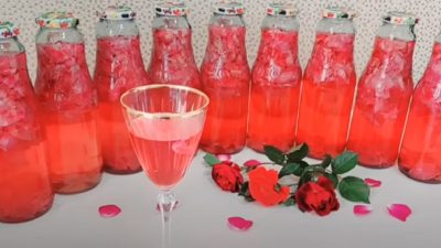 Růžový sirup z okvětních lístků růží