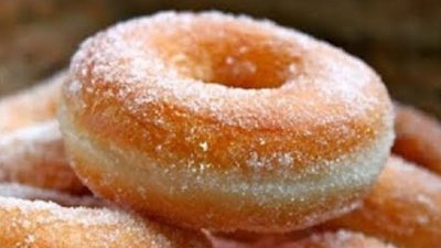 Smažené donuty obalované v cukru