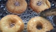 Smažené donuty obalované v cukru