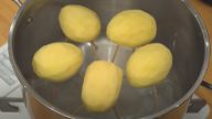 Smažené bramborové koule s mozzarellou