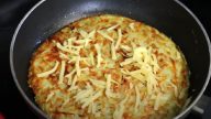 Bramborová omeleta se sýrem a bylinkami