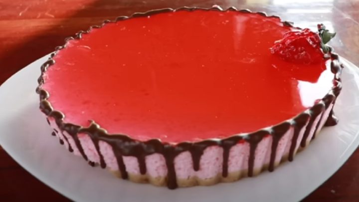 Dort s jahodovou pěnou a čokoládou